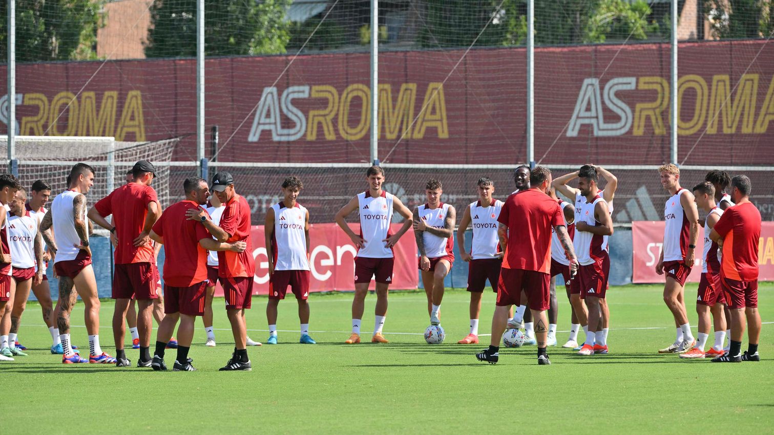 Ayer Baldanzi no se entreno con el equipo por ligeras molestias musculares; Pellegrini volvió hoy al trabajo con el grupo - Planeta Roma