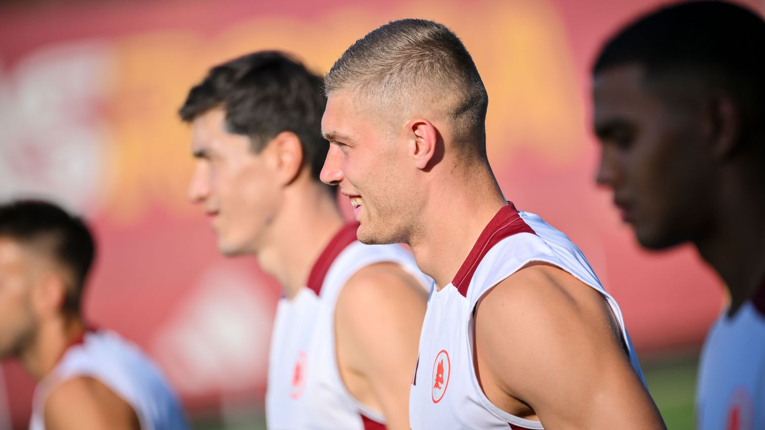 Hoy el amistoso ante Olympiacos en Rieti luego el viaje hacia Inglaterra; Dobvyk y Shomurodov deberán esperar su visado para luego unirse al grupo - Planeta Roma