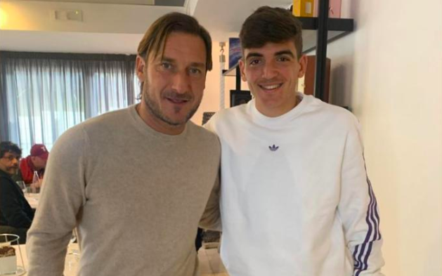 Gonzalo Villar conoce a Francesco Totti