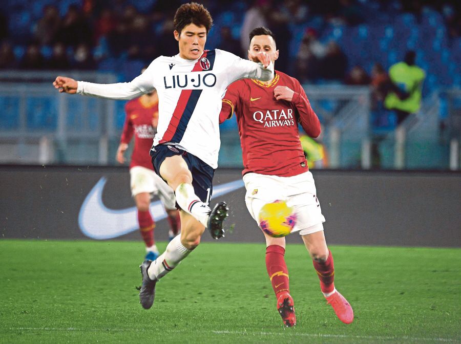El Bologna rechazó la primera oferta de la Roma por Tomiyasu