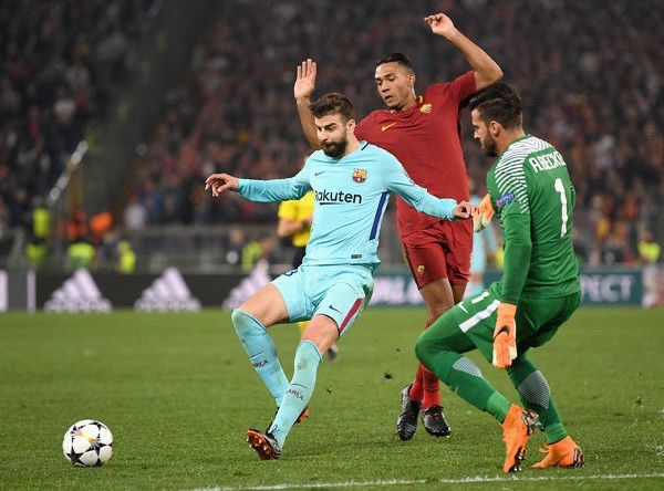 Milan Piqué pasea por Barcelona con una camiseta de la Roma