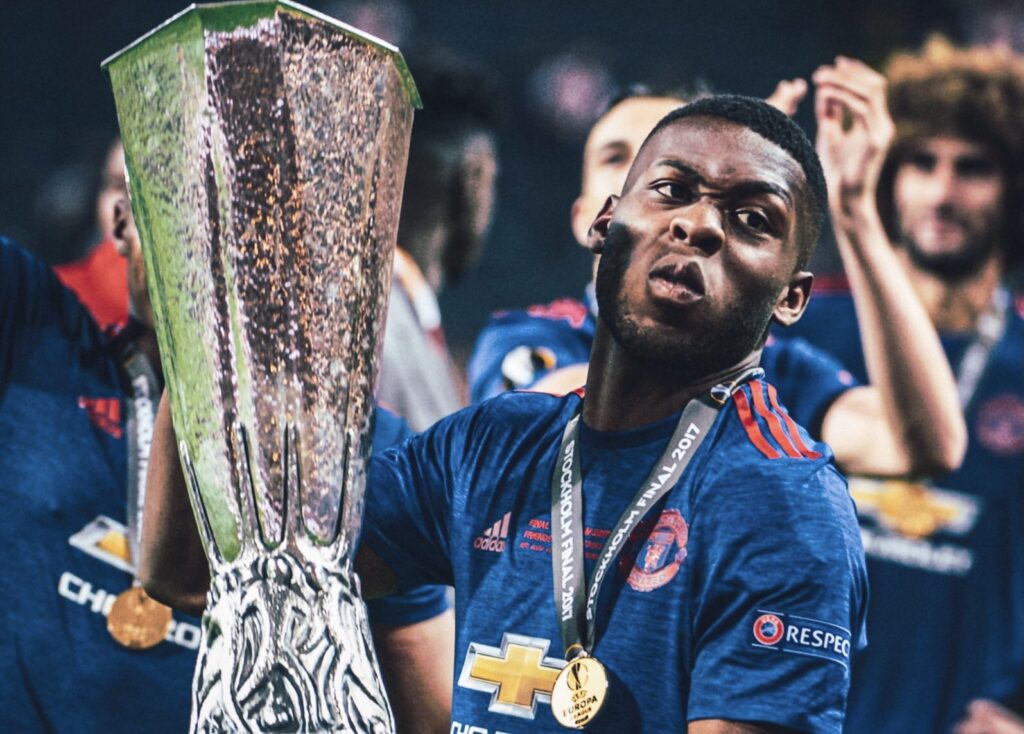 Podría ser Timothy Fosu-Mensah el jugador incluido en la negociación con el United y no Dalot