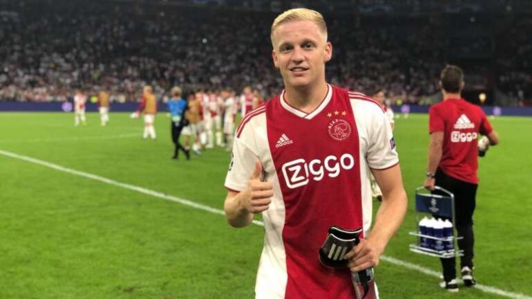 van-de-beek--jugador-del-ajax--celebrando-la-victoria-ante-el-dinamo-de-kiev--ajax