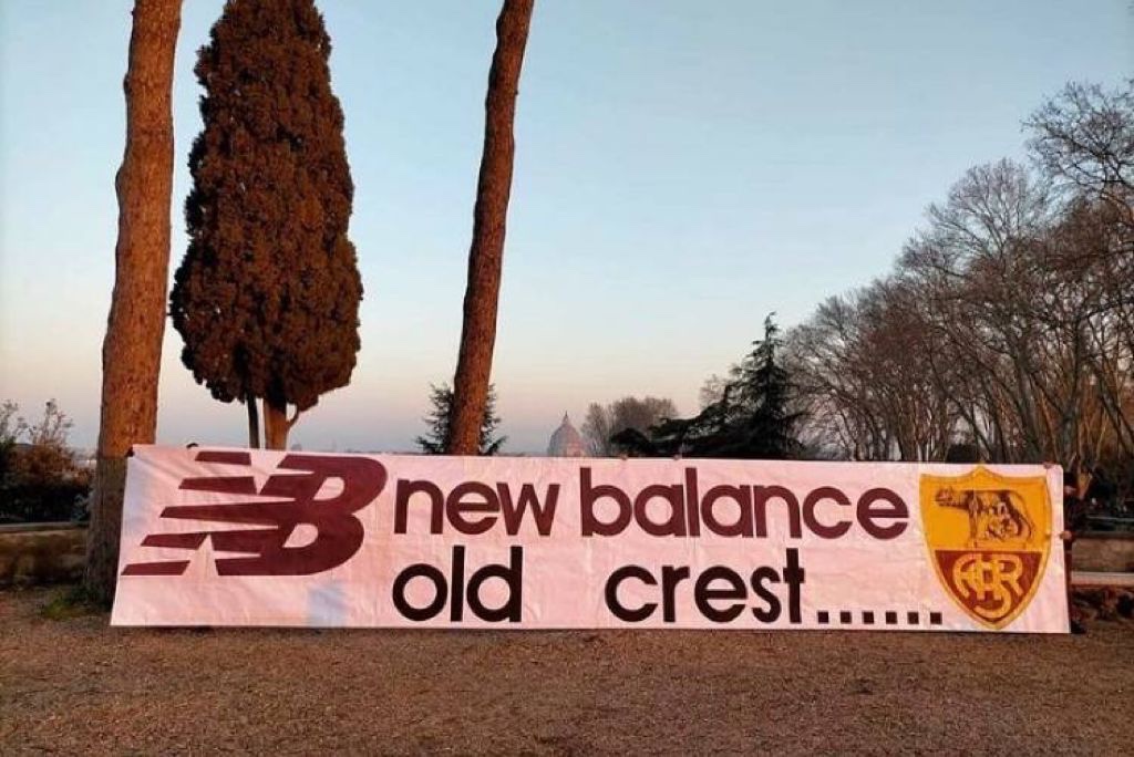 Los tifosi de la Roma mandan un mensaje a la directiva: ‘New Balance, Old Crest’