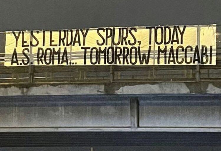 En la previa del derby apareció en Roma una pancarta con un mensaje antisemita para Mourinho