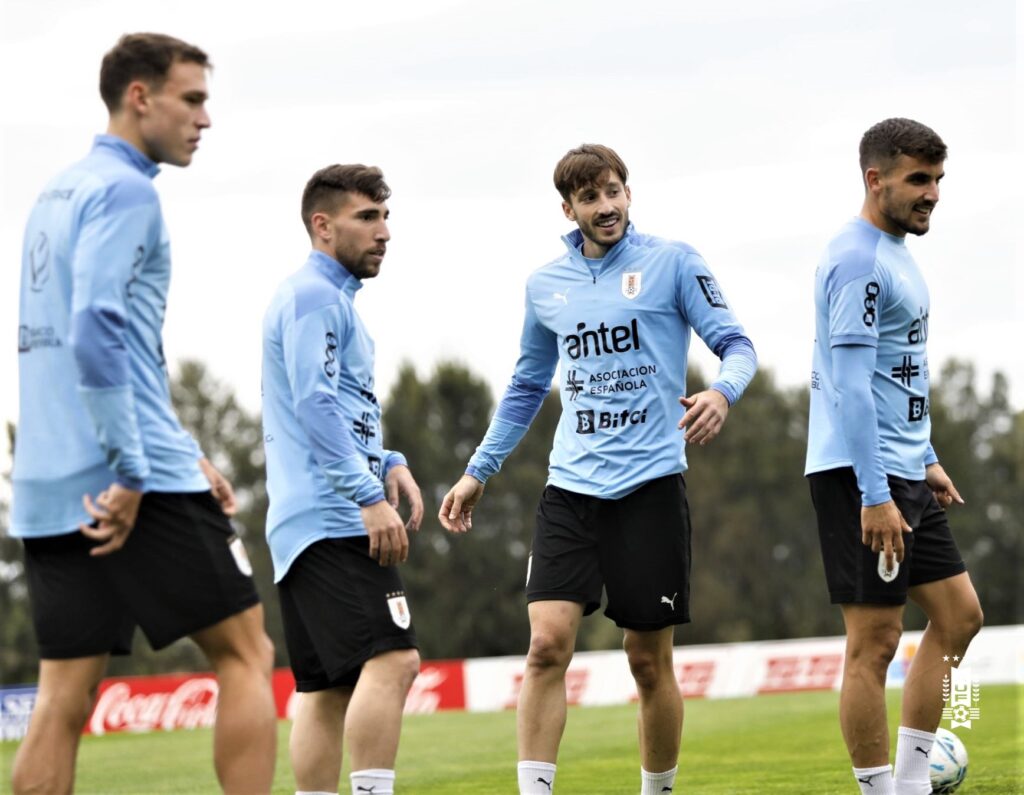 Matías Viña apunta a la titularidad en el partido entre Uruguay y Ecuador