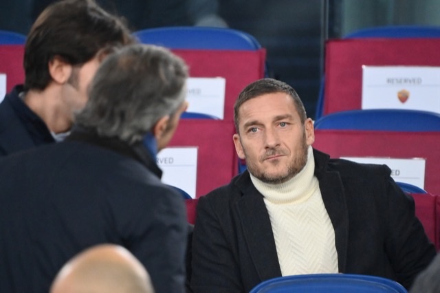 Totti no habría querido comentar públicamente ni sobre la destitución de Mourinho ni sobre el regreso a la Roma de De Rossi; en privado contacto a ambos