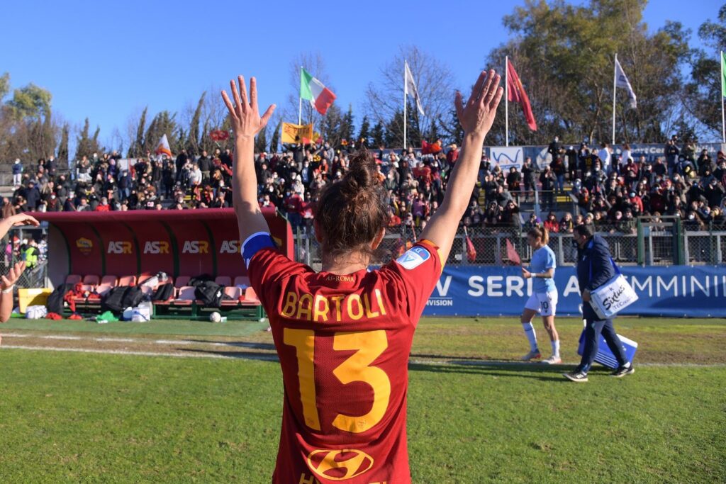 Fanáticos de la Lazio destruyen el auto de la capitana de la Roma Elisa Bartoli tras el derby