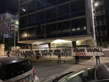 Los hinchas de la Roma protestan ante la sede la FIGC:»Todos no somos iguales ante las reglas»