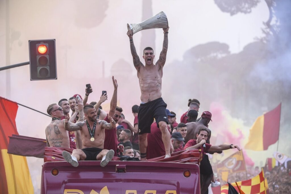 La Procura Federale investigará a la Roma por el comportamiento del equipo durante las celebraciones por el título de Conference League