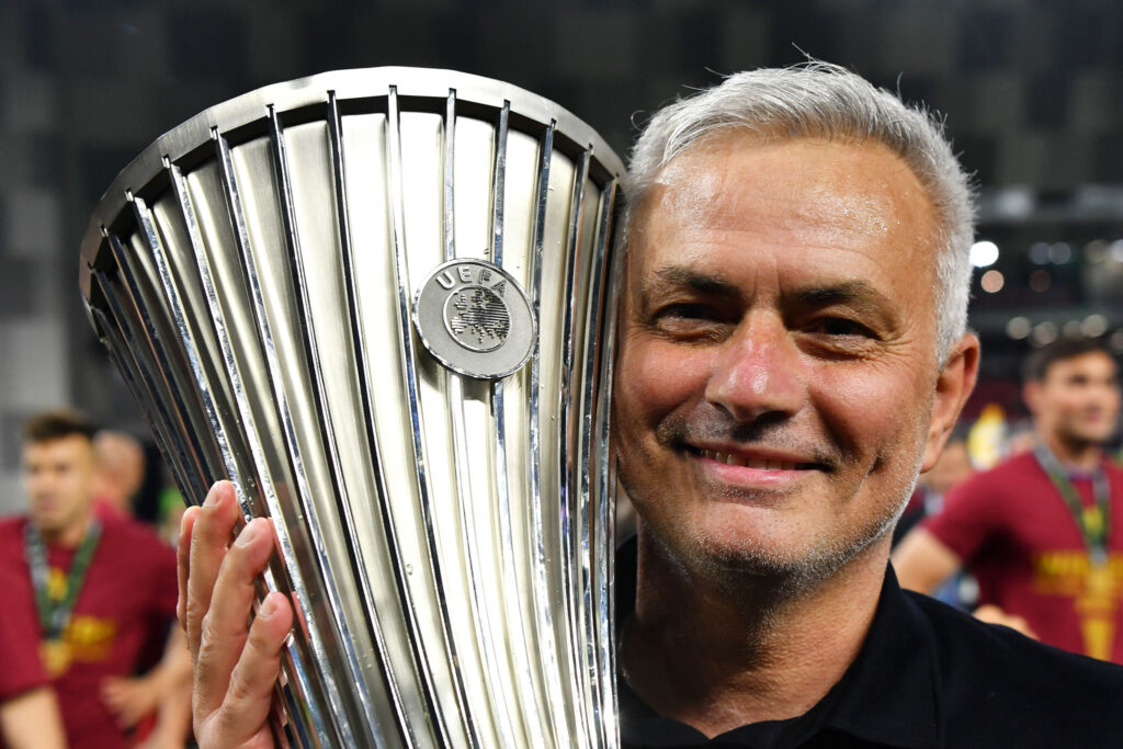 Mourinho:»La victoria en Conference para la Roma tiene el mismo valor que una victoria en una gran competición por las emociones generadas; la temporada fue fantástica»
