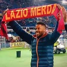 Bastos: “Hice la peor metedura de pata de mi carrera en la Roma en 2014. Tomé una bufanda y me la puse alrededor del cuello… Ponía Lazio m****”