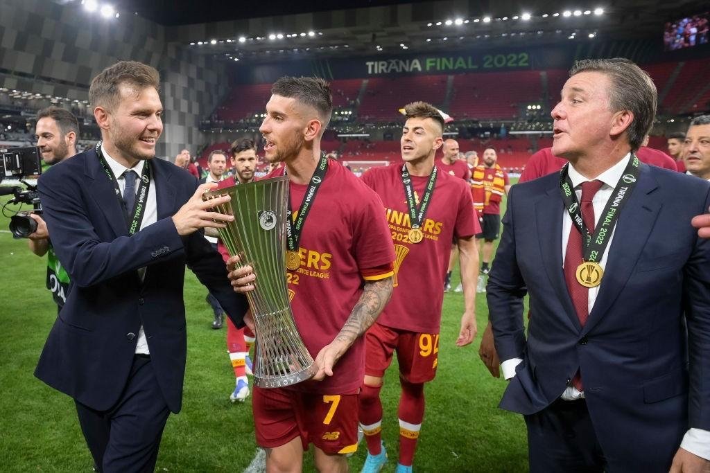 Los hinchas de la Roma aclaman y agradecen a los Friedkin durante el amistoso ante el Sporting de Lisboa