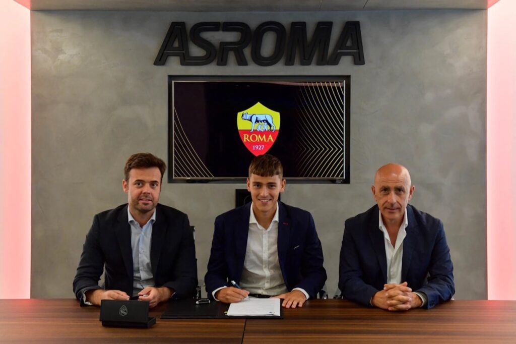 El joven talento giallorossi Giamaco Faticanti renueva su contrato con la Roma hasta 2026; «Estoy agradecido de vestir esta camiseta»