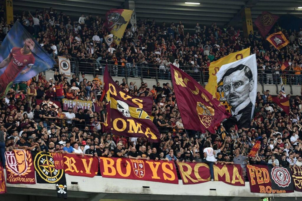 La Roma es multada por el porte y lanzamiento de bengalas en el duelo frente al Hellas Verona