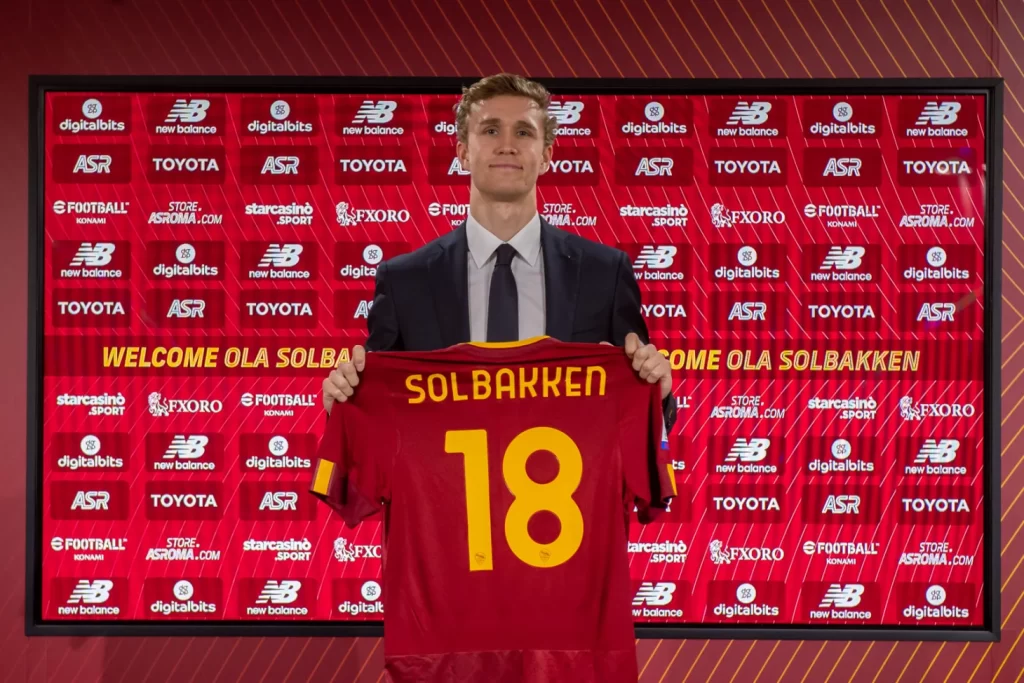 Ola Solbakken es nuevo jugador de la Roma; firma y vuelve a Noruega hasta definir cuando se une al equipo