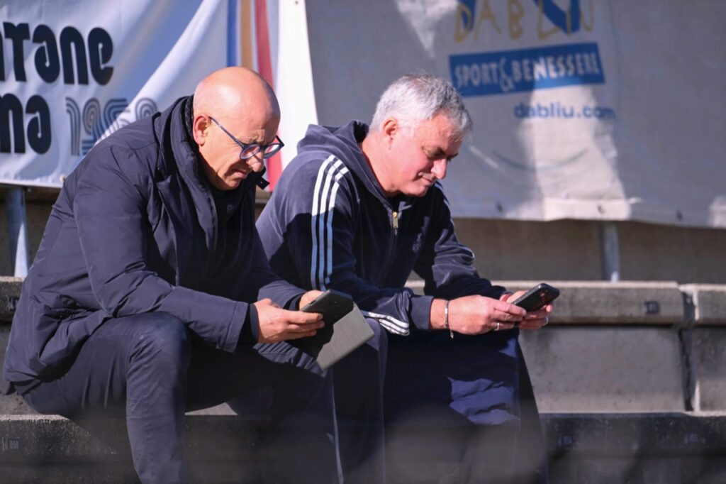 Mourinho se deja ver en el Tre Fontane vistiendo de Adidas y defendiendo a Pisilli del árbitro en el Roma-Lecce de la Coppa Italia Primavera