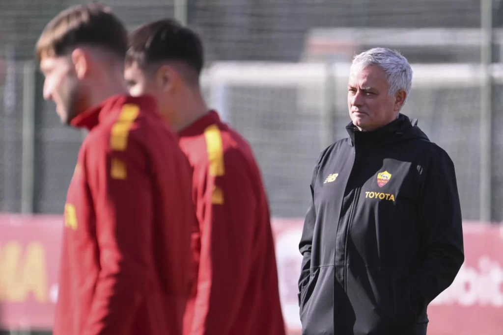 La Roma planea hacer tres amistosos a puerta cerrada en el inicio de la pretemporada en Trigoria; Mourinho sigue orientado a una etapa en Algarve