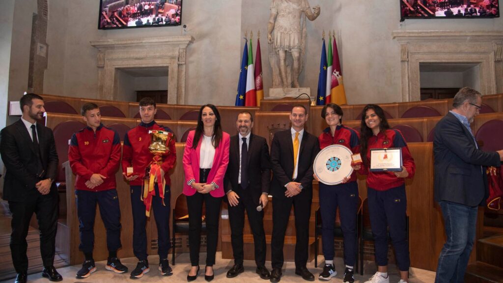 Los equipos de Primavera masculino y femenino de la Roma fueron premiados hoy en el Campidoglio por los éxitos de la temporada