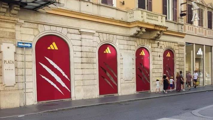 Los locales de Adidas en Roma se tiñen de giallorosso; el acuerdo con los alemanes dejaría unos cinco millones a los capitalinos