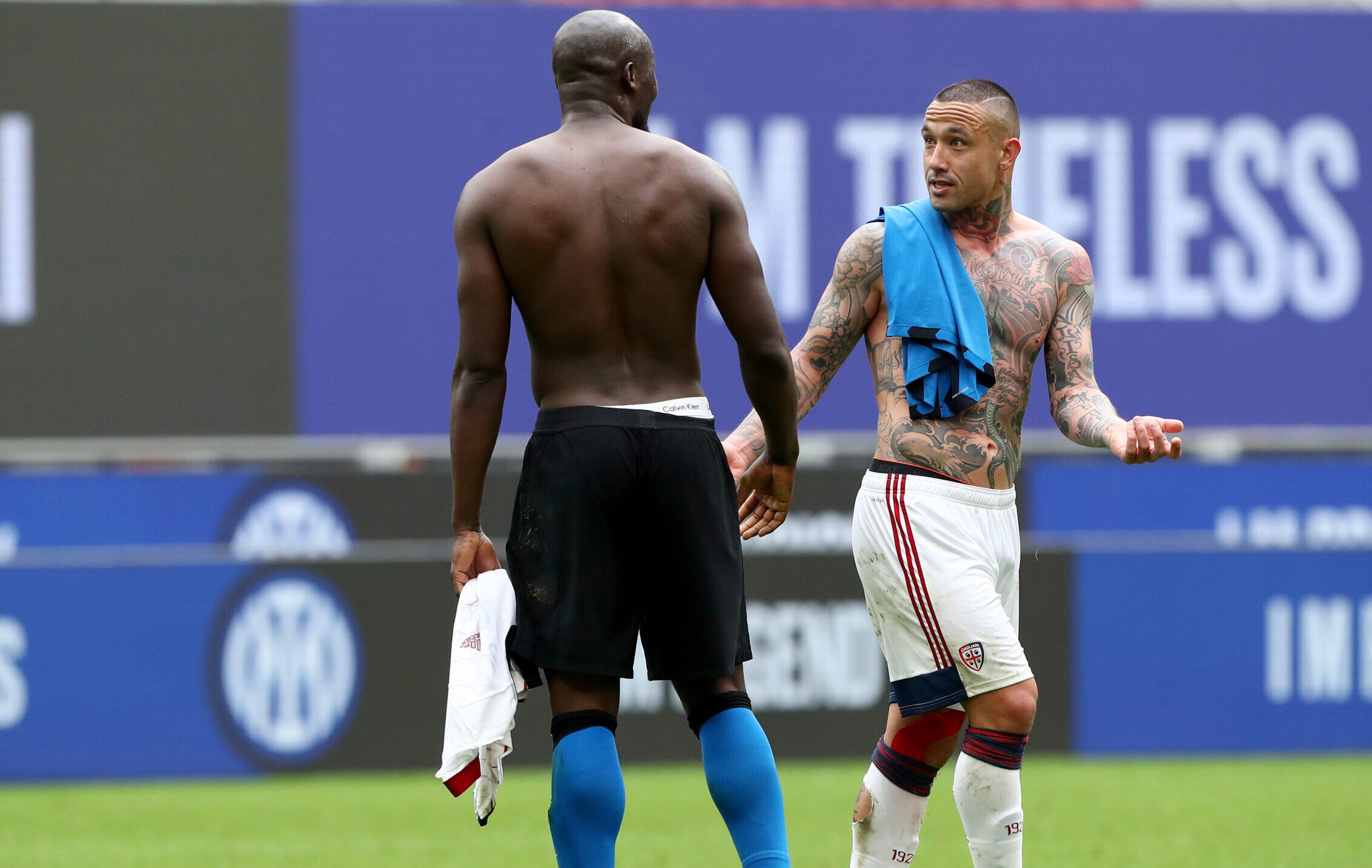 MILAN, ITALY - APRIL 11: Romelu Lukaku of FC Internazionale interacts with Radja Nainggolan of Cagliari Calcio after the Serie A match between FC Internazionale and Cagliari Calcio at Stadio Giuseppe Meazza on April 11, 2021 in Milan, Italy. Sporting stadiums around Italy remain under strict restrictions due to the Coronavirus Pandemic as Government social distancing laws prohibit fans inside venues resulting in games being played behind closed doors. (Photo by Marco Luzzani/Getty Images)