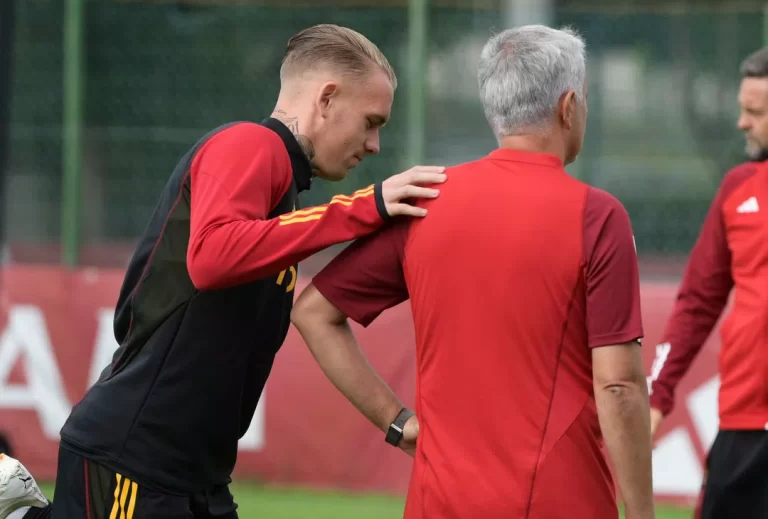 Karsdorp - Mourinho, Trigoria | Imagen tomada de la web oficial de la AS Roma