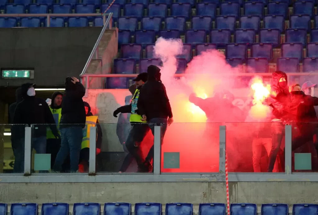 La policía investiga tras un video publicado en redes sociales que muestra a un grupo de ultras de la Lazio haciendo el saludo Romano
