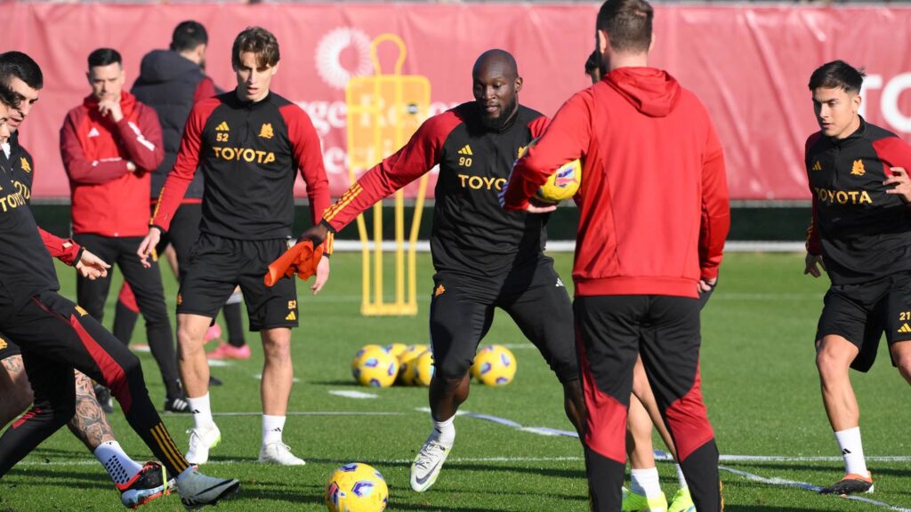 Se vuelve a los entrenamientos en Trigoria de cara al Salernitana-Roma; presentes Dybala y Mancini