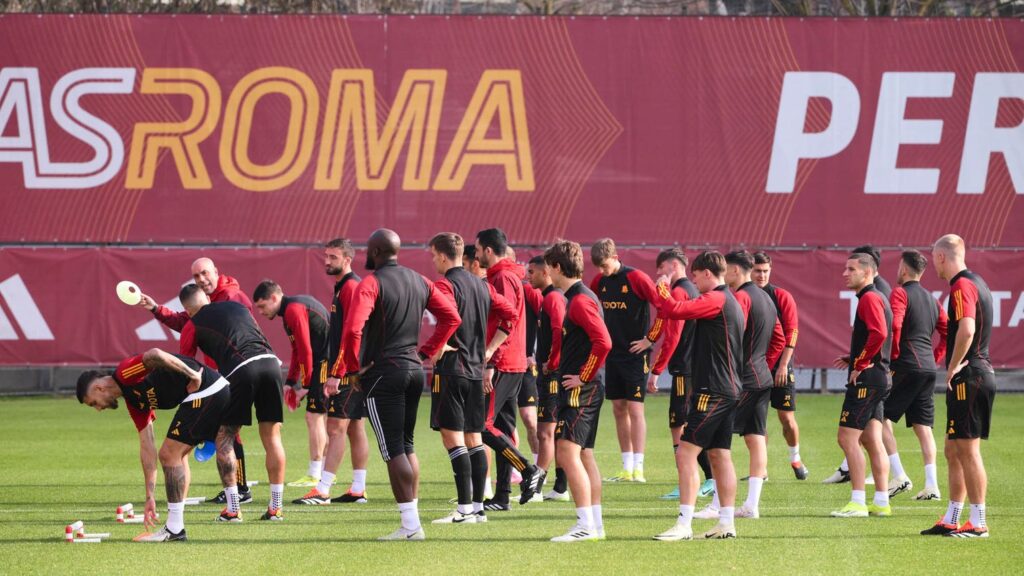 Grupo casi al completo en Trigoria en último entrenamiento previo al viaje a Salerno; Dybala, Mancini y Huijsen a pleno rendimiento