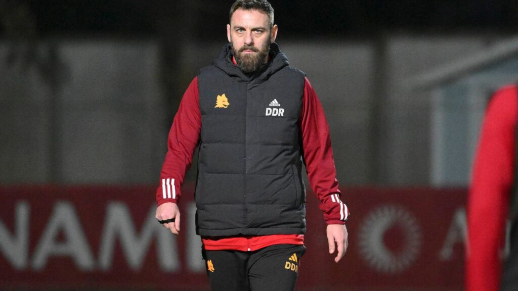 De Rossi pretende confirmar la defensa de tres la cual siempre utilizó en su experiencia en la SPAL; Pellegrini una de las claves tácticas de DDR