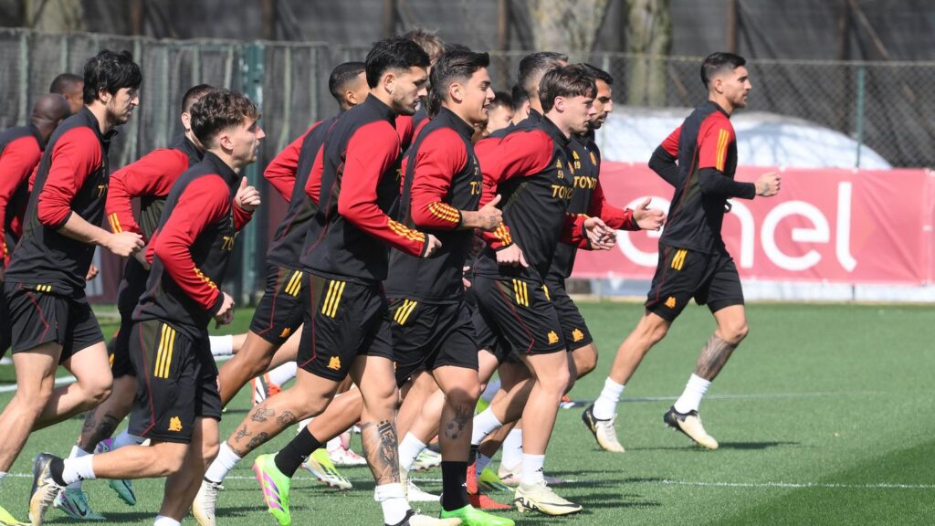 Entrenamiento de miércoles en Trigoria; trabajo personalizado para Karsdorp, fuera Kristensen