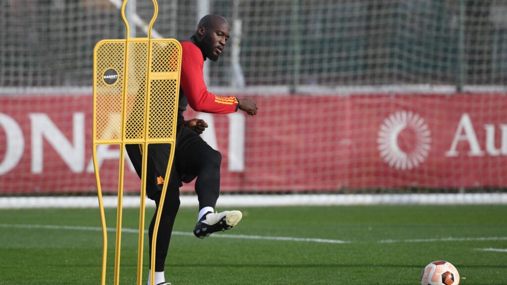 Lukaku mejora y en el amistoso ante Inglaterra pudiera ver minutos; el atacante belga este lunes entreno con normalidad
