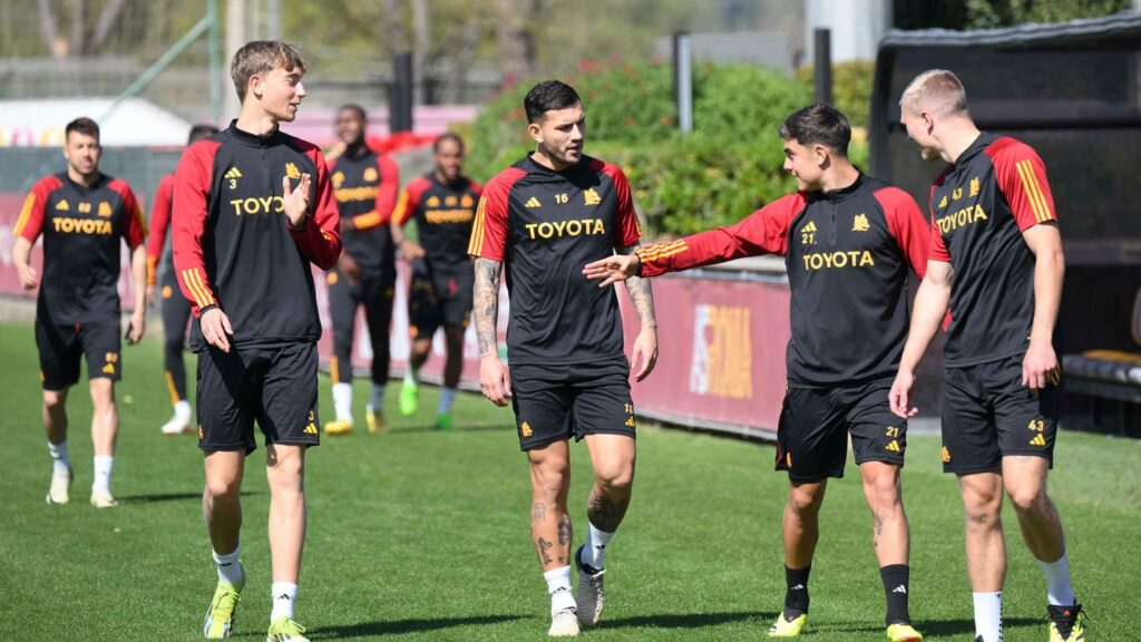 Penúltimo entrenamiento en Trigoria de cara al derby, grupo al completo para De Rossi: Kristensen recuperado, ok Dybal y Spinazzola