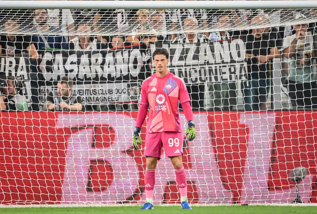 Mile Svilar ante la Juventus