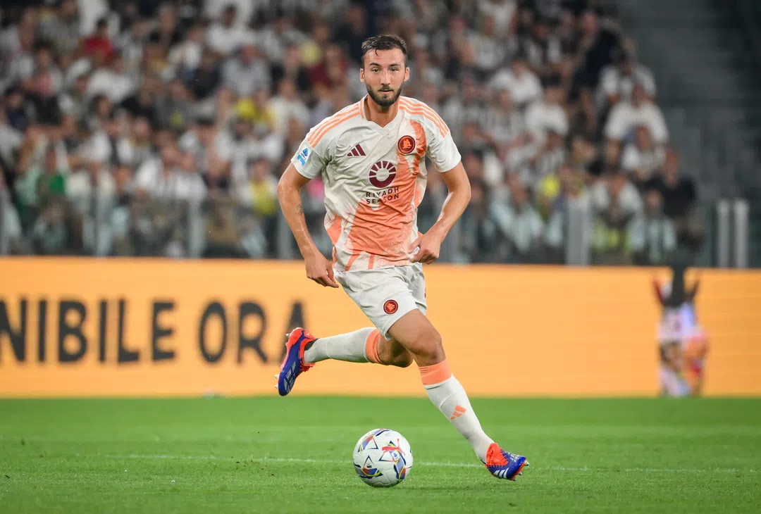 Bryan Cristante en juego con la Roma