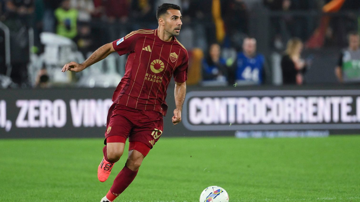 Celik disputando un partido con la Roma