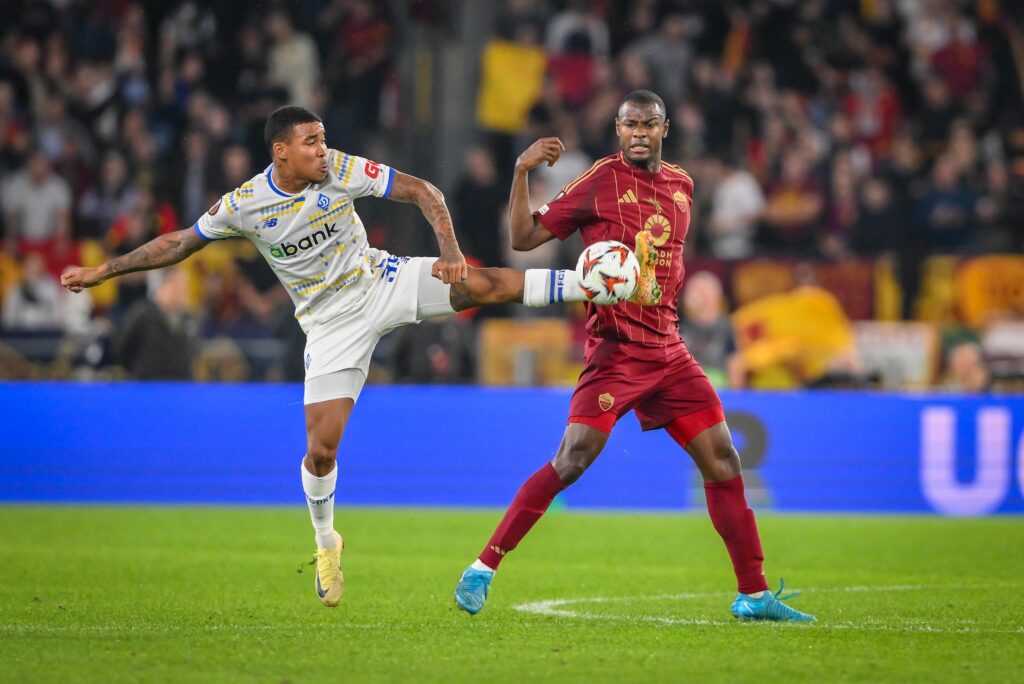 N’Dicka:»Estoy muy muy feliz por este primer partido como capitán de la Roma; en Europa siempre se sufre pero trabajamos para ganar, en Florencia será difícil»