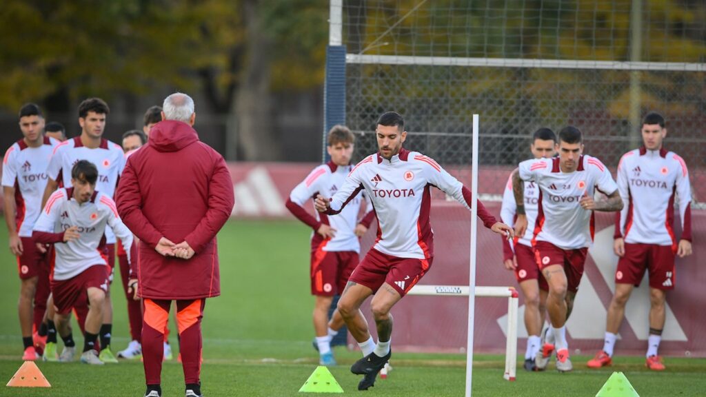 La Roma vuelve a los entrenamientos en Trigoria de cara al partido ante Napoli; presente Pellegrini, fuera Dybala y Hermoso