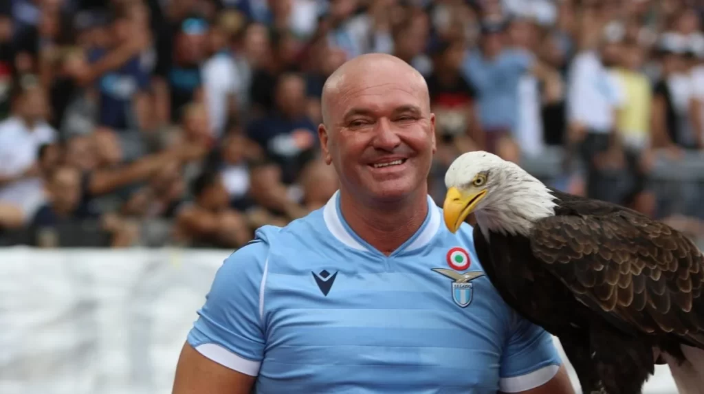 La Lazio despide al entrenador que hace volar el águila en el Olímpico tras la polémica que genero su operación de genitales:»Estamos consternados al ver las imágenes fotográficas»