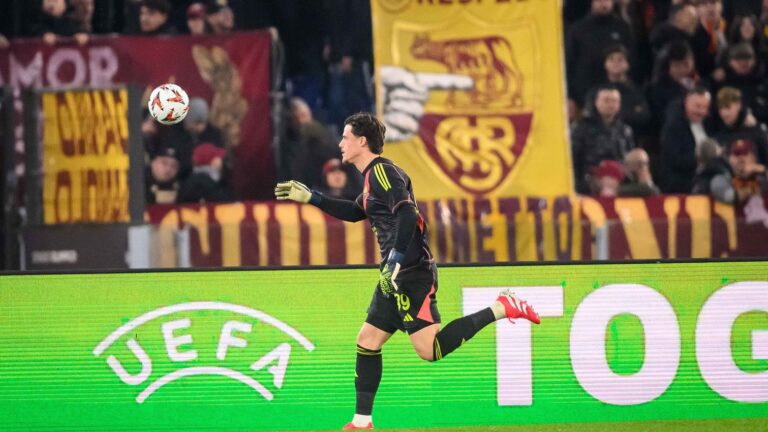Mile Svilar con la Roma en Europa League