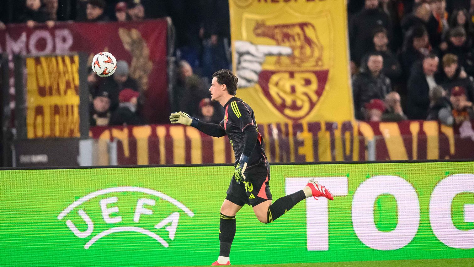 Mile Svilar con la Roma en Europa League