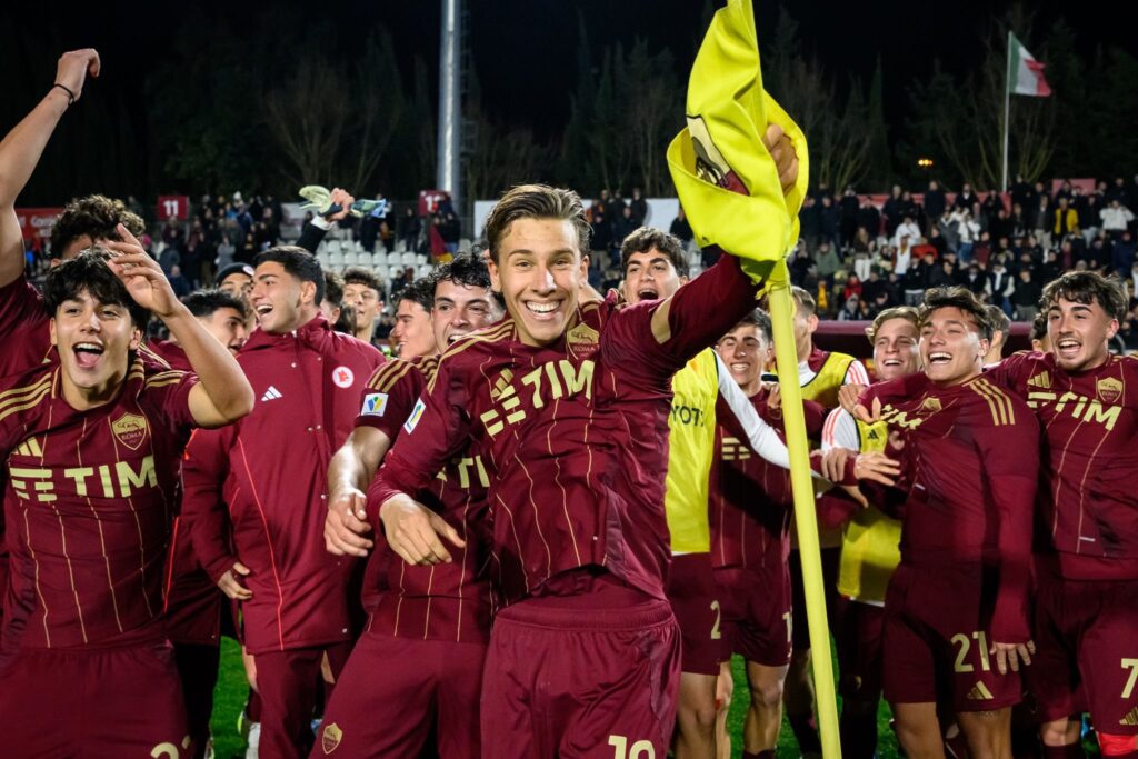 Filippo Reale:»¿Qué se siento al llevar esta camiseta? después de 10 años en el club todavía me emociono al ver mi dorsal, la camiseta de la Roma se siente; entrenar con el primer equipo es un sueño pero también un objetivo»