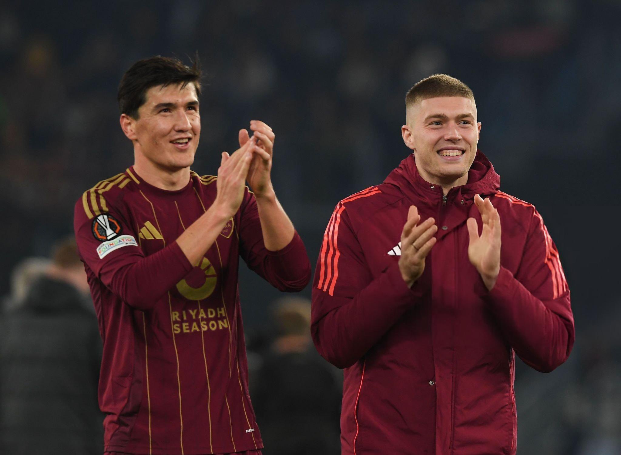 Shomurodov junto a Dovbyk, Roma