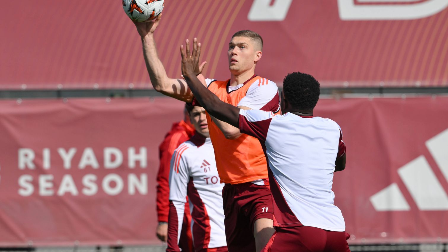 Dovbyk entrenando con la Roma