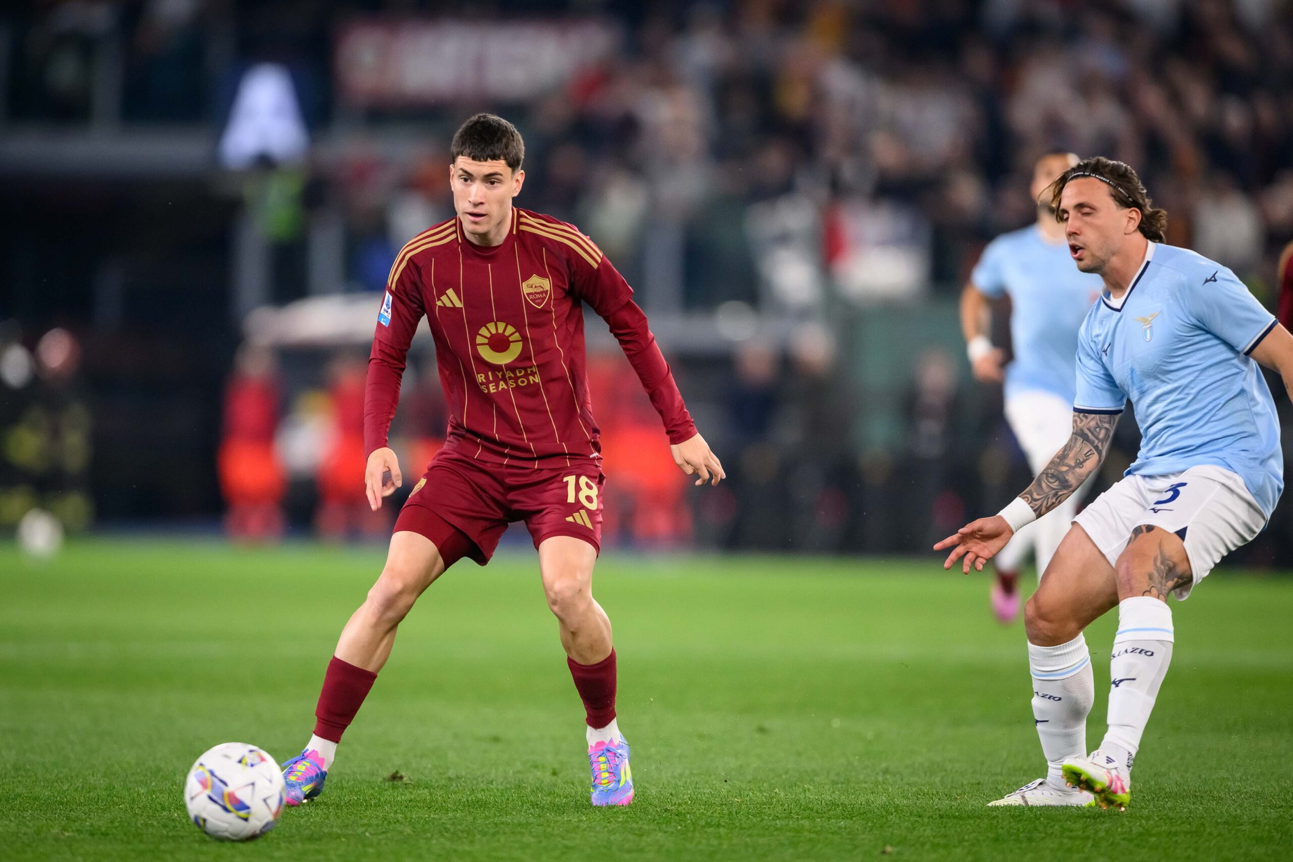 Matías Soulé controla el balón ante Luca Pellegrini de la Lazio. Fuente: Cuenta oficial de X de AS Roma.