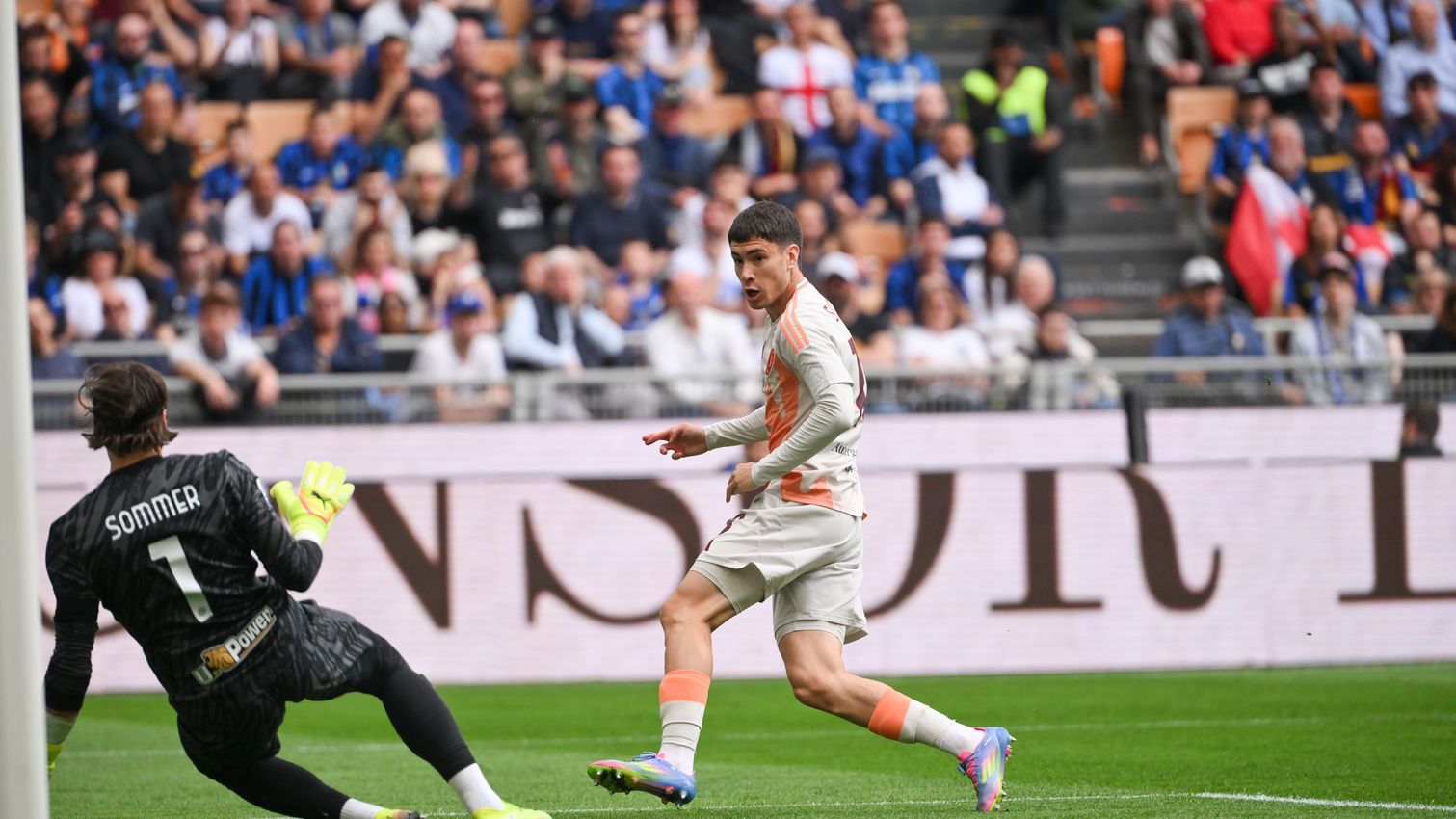 Matías Soule (Roma) en su gol ante el Inter