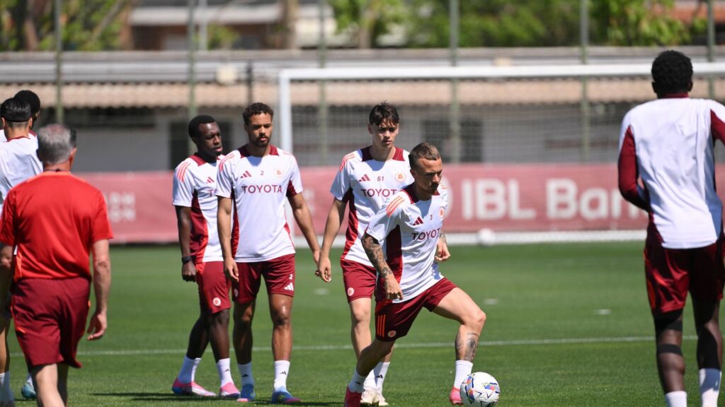 Entrenamiento de jueves en Trigoria; grupo al completo para Ranieri, trabajo con pases de primera intención