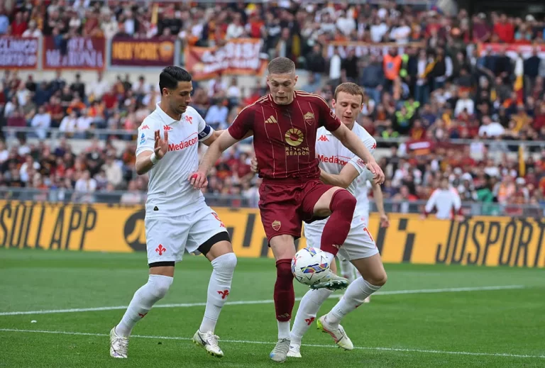 Artem Dovbyk en el Roma-Fiorentina
