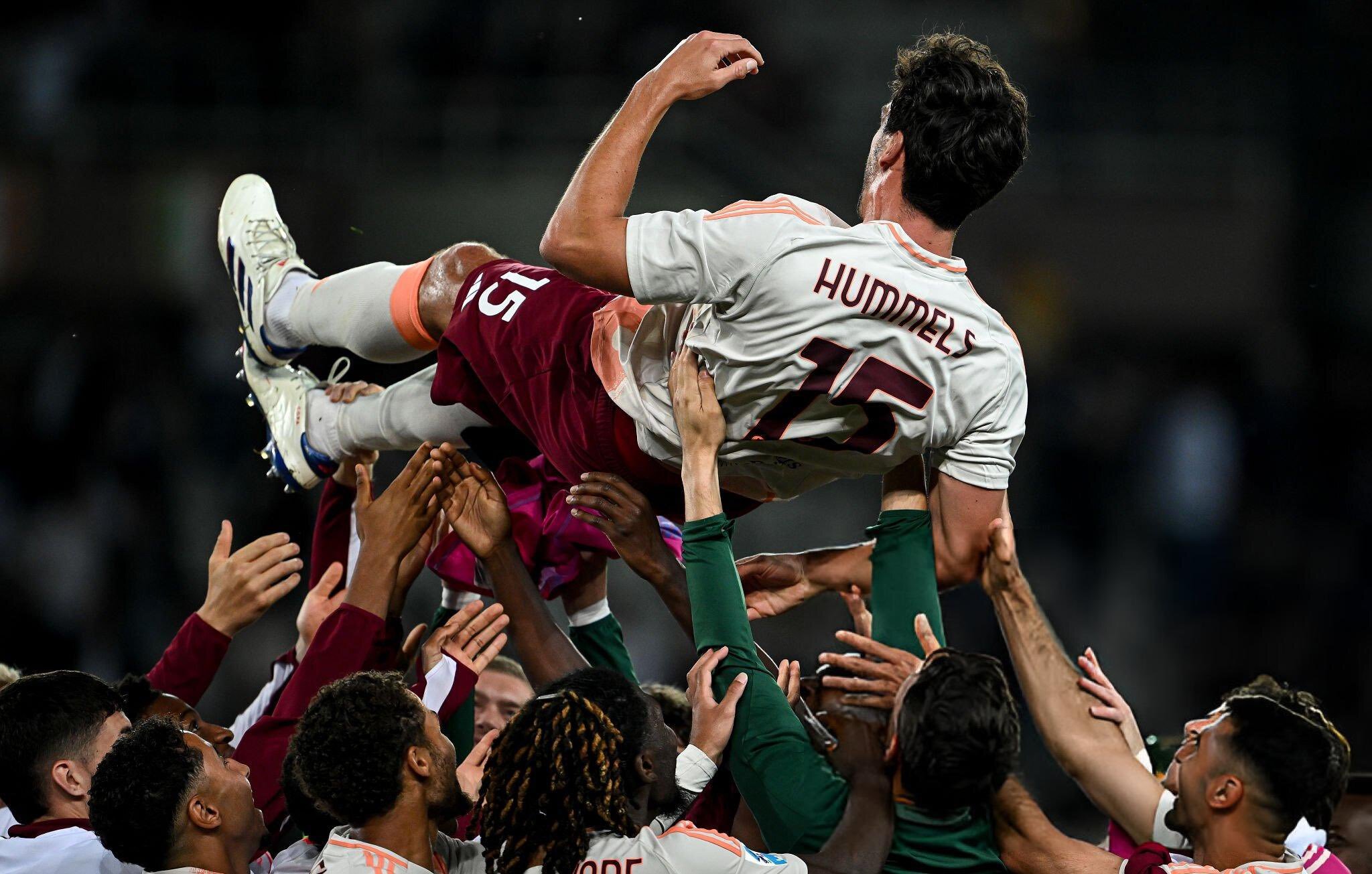 Hummels manteado por sus compañeros. Torino Roma