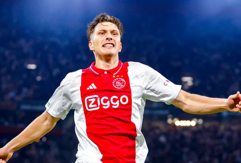 mika-godts-vorige-maand-na-zijn-goal-namens-ajax-tegen-besiktas
